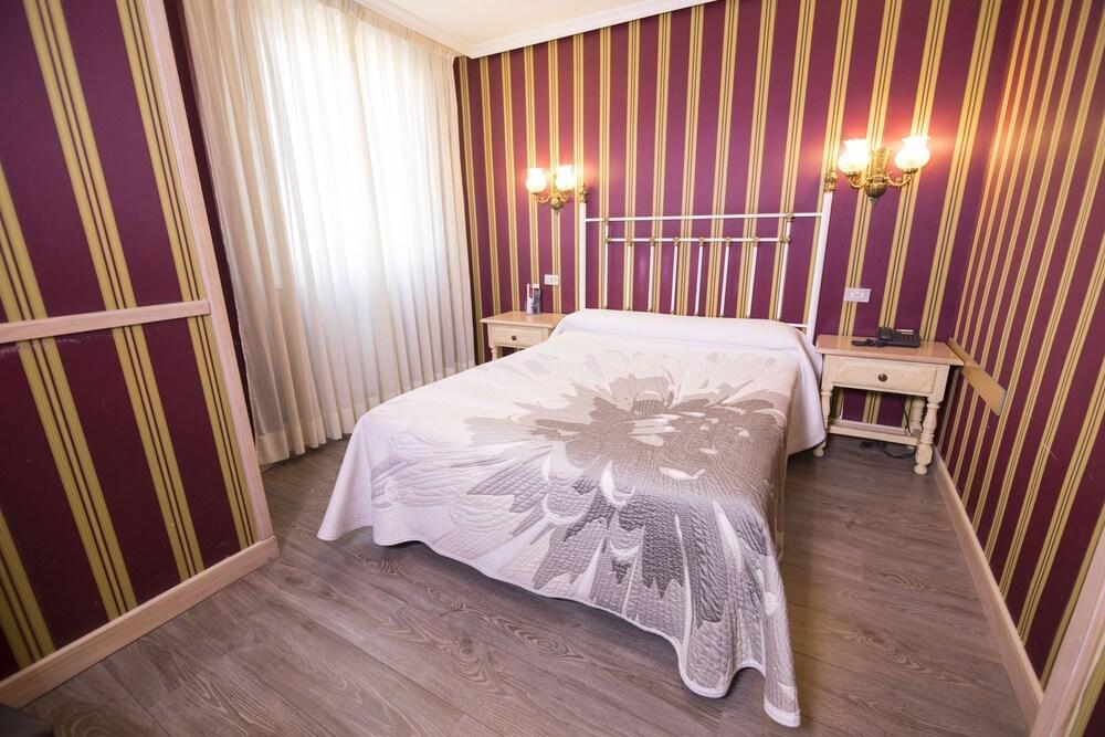 Hotel Julia Aranda de Duero Bagian luar foto