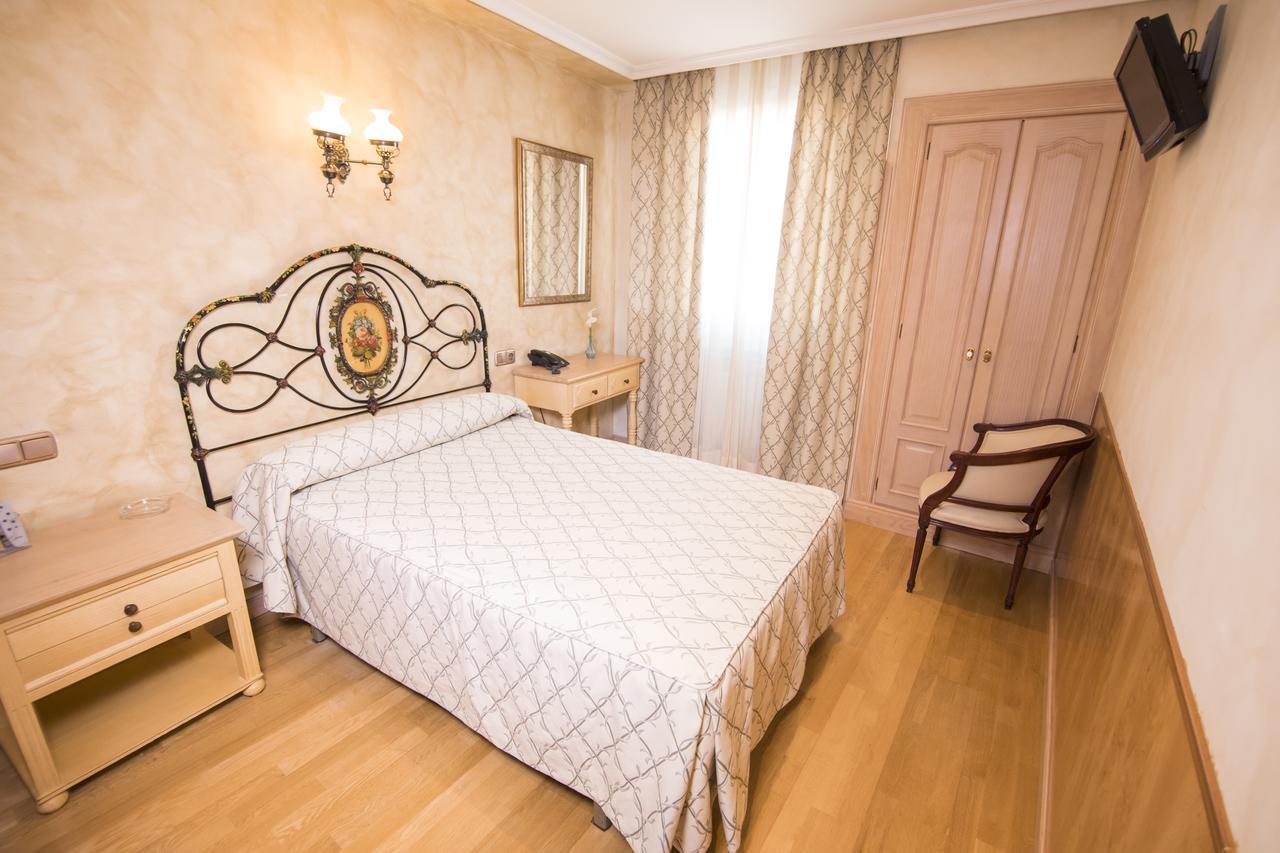 Hotel Julia Aranda de Duero Bagian luar foto