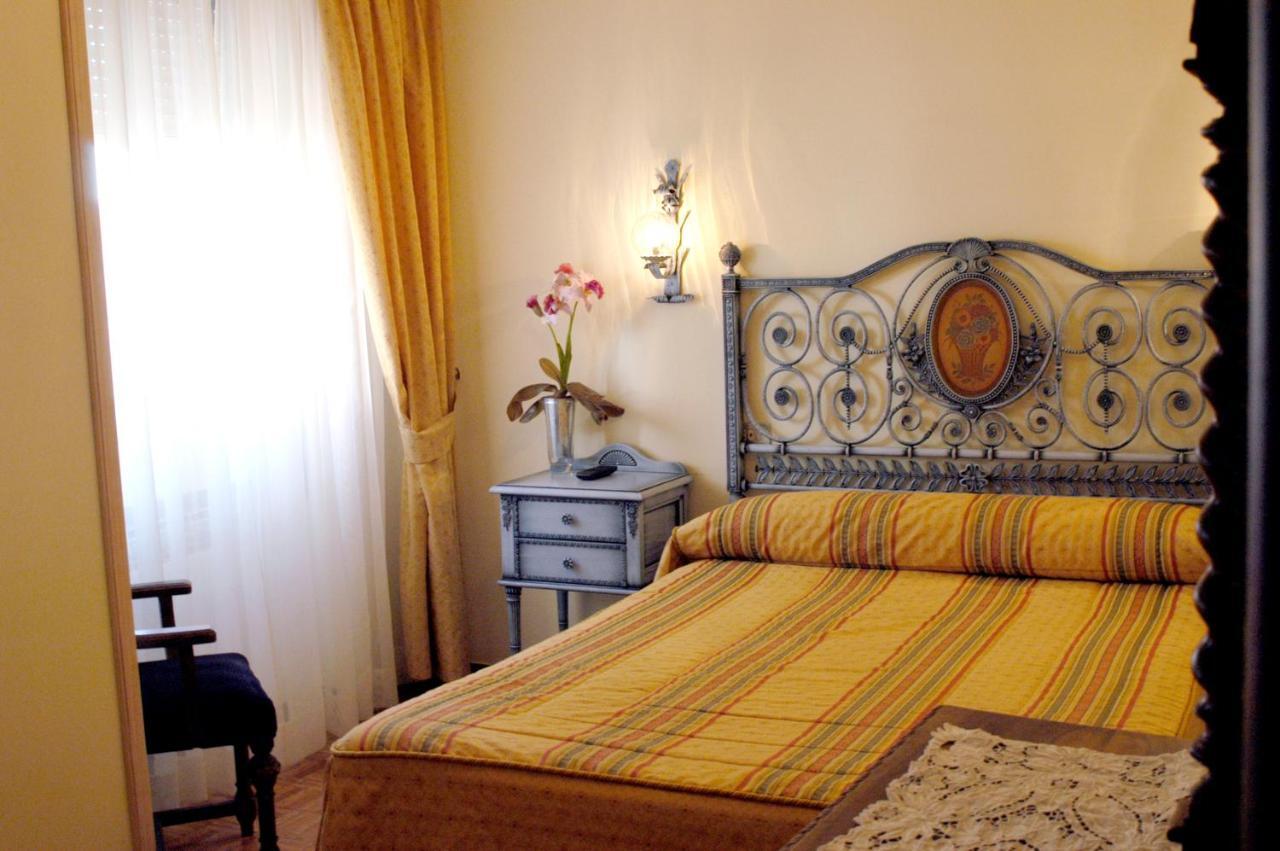 Hotel Julia Aranda de Duero Ruang foto